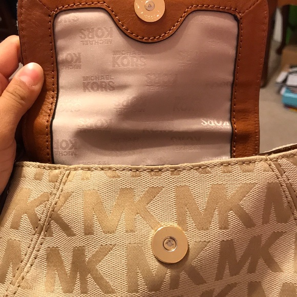 Micheal Kors cross body purse - Picture 3 of 6
